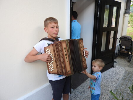Harmonikar Marko Rozman je zaigral nekaj priljubljenih skladb